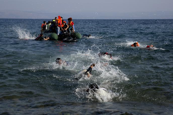 grška obalna straža, migranti, čoln | Migracijska pot, ki se razteza od atlantskih obal Mavretanije in Maroka do Španije, velja za eno najnevarnejših na svetu. Veliko ljudi, ki se odpravi na to nevarno pot, prihaja iz podsaharske Afrike, od koder bežijo pred revščino in konflikti v svojih državah. | Foto Guliverimage