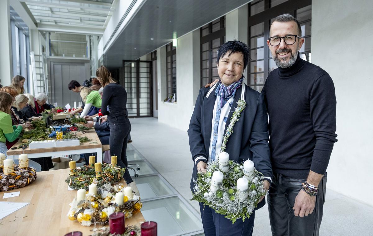 Božična krasitev | Florista Sabina Šegula in Peter Ribič sta Baziliko svetega Petra v Vatikanu letos okrasila že enajstič. | Foto Ana Kovač