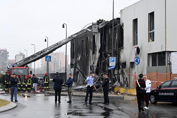 Trčenje zasebnega letala v v stavbo v Milanu | Foto: Reuters