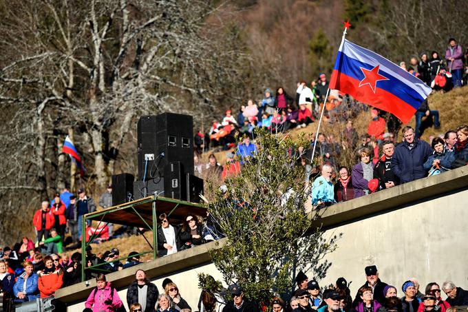 Vsako leto na Dražgošah ob obletnici bitke vidimo tudi zastave z rdečo zvezdo.  | Foto: STA ,