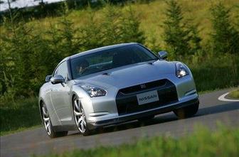 Nissan GT-R stoji na Dunlopovih pnevmatikah