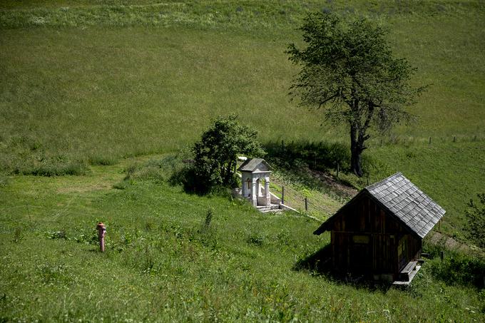 Nižje pod poslopji ob vrtu, na katerem pridelujejo zelenjavo zase in za svoje goste, stoji kapelica. "Kapelica je bila postavljena 1911. leta in je stara že več kot 100 let. Postavila sta jo praded in prababica Rok in Helena Klemenšek, ki sta imela deset otrok. Najstarejši se je rodil leta 1900 in je bil župnik, zato so verjetno kapelico postavili, ko je odšel v gimnazijo v Ljubljano," pove Daniel. | Foto: Ana Kovač