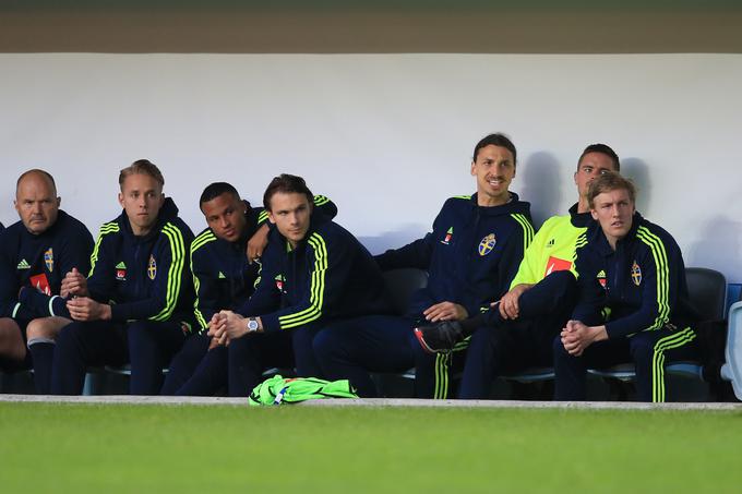 Prvi švedski as Zlatan Ibrahimović je dvoboj s Slovenijo spremljal le s klopi za rezervne igralce. | Foto: Guliverimage/Getty Images