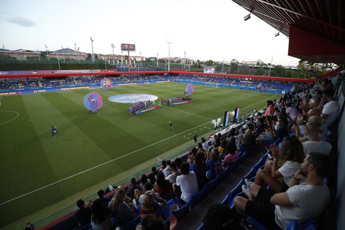 Dvoboj atraktivnih tekmecev, dveh evropskih velikanov, ki še vztrajata v boju za "oživitev" projekta superlige, je potekal na stadionu Johan Cruyff. | Foto: Reuters