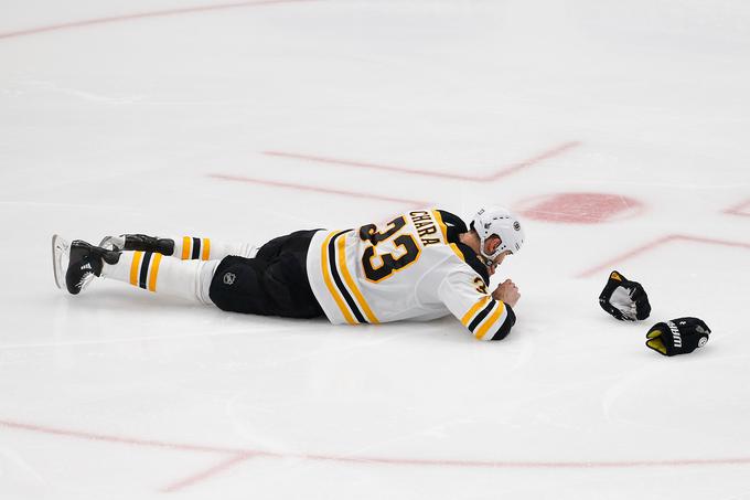 Zdeno Chara je obležal na ledu v drugi tretjini. | Foto: Reuters