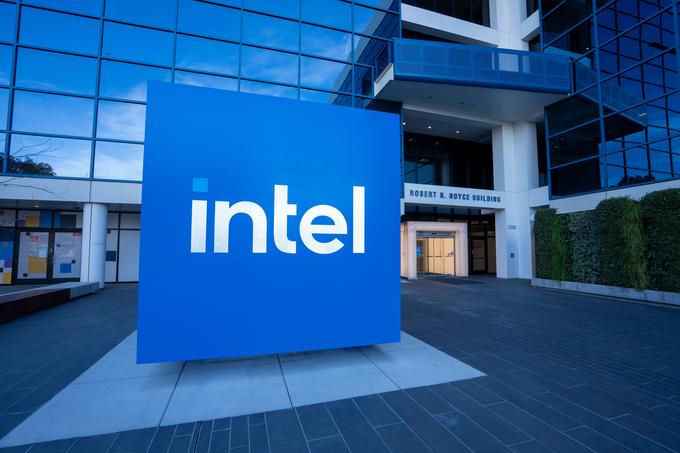 Intel je imel v zadnjem obdobju več težav, ki so prispevale k pesimizmu tako glede podjetja kot v podjetju samem. Zaostajali so pri prehodu na novejše tehnologije proizvodnje mikroprocesorjev, Apple je za svoje računalnike Mac razvil lastne procesorje in se ni več zanašal na Intelove, soočali so se z varnostnimi luknjami in nestabilnim delovanjem 13. in 14. generacije procesorjev Core. Obenem so utrpeli še udarec pri prodajnih številkah, kar je bilo vzrok za izgubo tržnega deleža na trgu računalniških mikroprocesorjev.  | Foto: Shutterstock