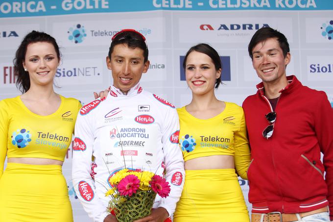 Leta 2016 je belo majico oblekel Egan Bernal. Na Golteh mu jo je predal Primož Roglič. | Foto: www.alesfevzer.com