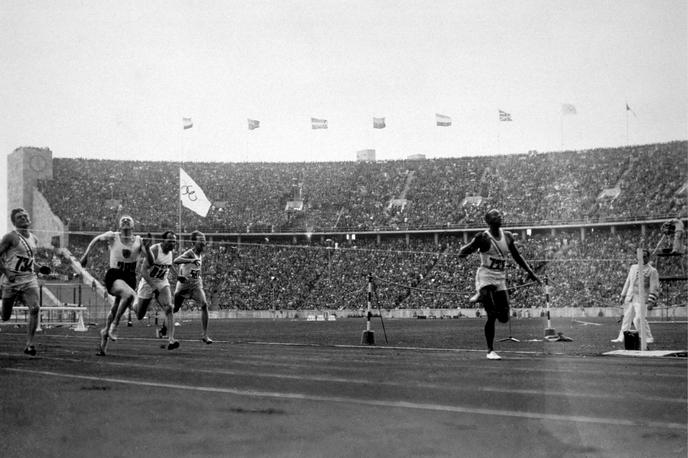 Jesse Owens | Jesse Owens (1913-1980) je leta 1936 v Berlinu poskrbel za eno od največjih zgodb v zgodovini olimpijskih iger. | Foto Getty Images