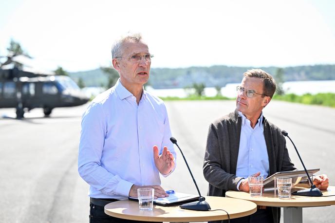 Jens Stoltenberg na Švedskem | "Dokler ne damo prostora nesporazumom ali napačnim ocenam v Moskvi ali drugih prestolnicah v državah, ki bi nas lahko potencialno napadle, ni vojaške grožnje državam Nata," je med obiskom v najnovejši članici zavezništva dejal Stoltenberg. | Foto Reuters