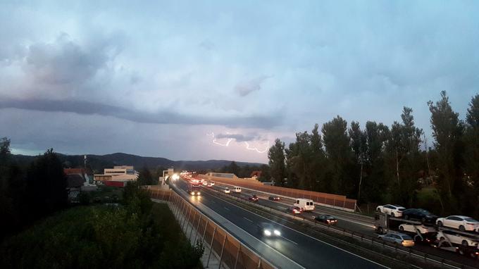 Državo so popoldne in zvečer zajele nevihte, močan dež in morebitna toča lahko še dodatno zapleteta razmere na cestah. | Foto: Metka Prezelj