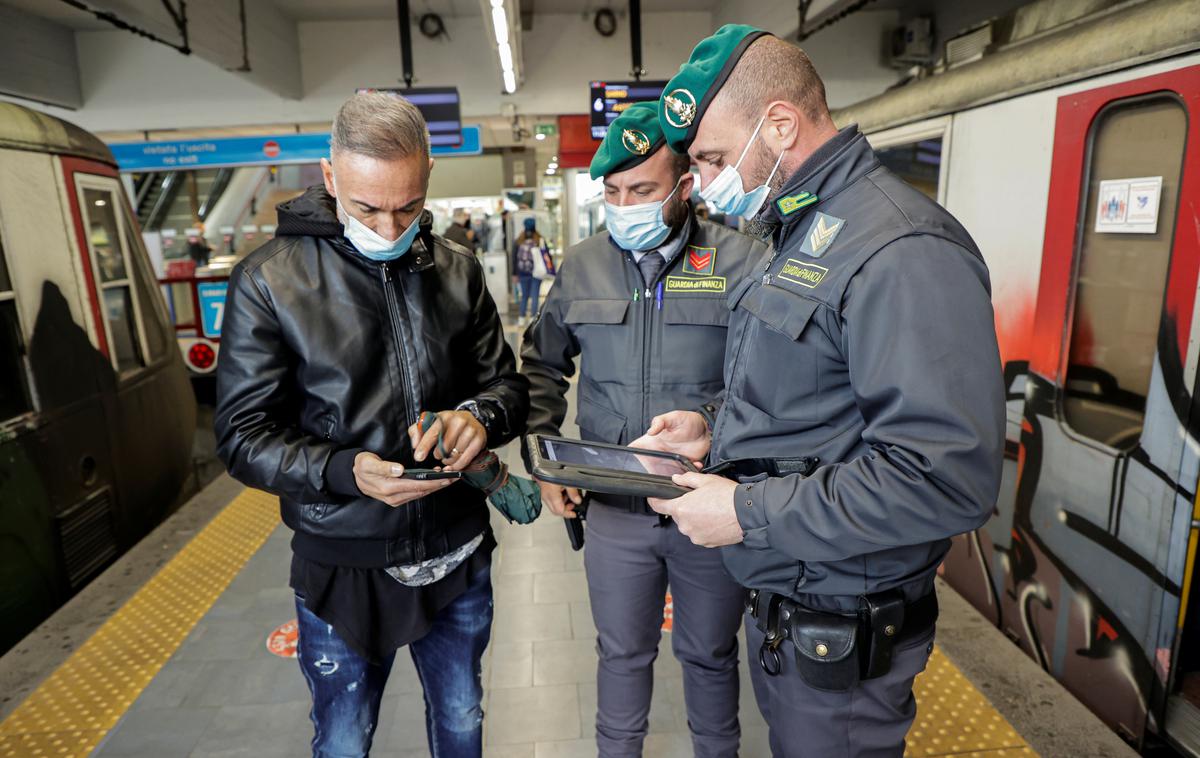 covid Italija | Italijanska vlada je v torek izredne razmere zaradi pandemije covid-19, ki veljajo od januarja lani, podaljšala do 31. marca prihodnje leto. Že v začetku preteklega tedna je zaostrila epidemiološke ukrepe in necepljenim onemogočila dostop do večine javnih prostorov, kot so restavracije, kulturne ustanove ali športna prizorišča. Dostop imajo le prebolevniki in cepljeni. Cepljenje proti covid-19 je od srede obvezno tudi za zaposlene v šolstvu, vojake, policiste in reševalce. | Foto Reuters