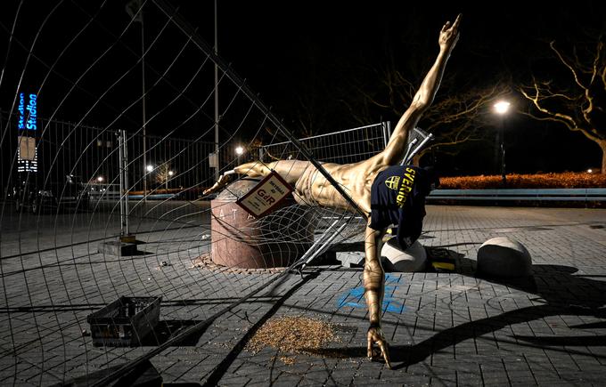 "Najprej moramo poiskati primerno lokacijo. Zato ne vidim prav nobenih težav s tem, če bo kip za nekaj čas skrit pred očmi javnosti." | Foto: Reuters