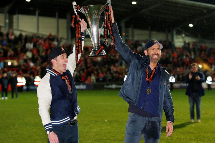 Wrexham | Ryan Reynolds in Rob McElhenney, ko se je aprila Wrexham prebil v četrto ligo. | Foto Reuters