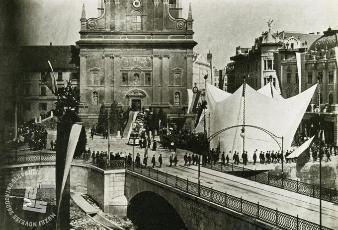 Prešernov spomenik - ozadje in odzivi na njegovo postavitev so zgodba zase - so slovesno odkrili 10. septembra leta 1905. Zamisli o njegovi lokaciji je bilo sprva več. | Foto: Ivan Kotar, hrani: MNZS.