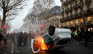 Macron obsodil nasilje po protestih rumenih jopičev v Parizu