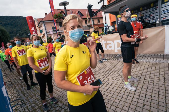 Tekači so v štartno-ciljni prostor, kamor gledalcem vstop ni bil dovoljen, vstopali z masko, ki so jo tik pred štartom oddali v za to namenjen koš. Na cilju so dobili nove maske, ki so si jih morali takoj nadeti. | Foto: Matic Ritonja/Sportida