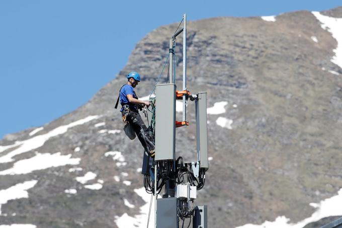 Tudi v Bibinju na Hrvaškem se je napad na anteno začel z znanim vzorcem, z "zanesljivo informacijo, da pod okriljem noči na skrivaj postavljajo opremo za 5G, medtem ko so ulice prazne, ker so ljudje prisiljeni biti doma", čeprav tista antena sploh ni bila za mobilno omrežje. | Foto: Reuters