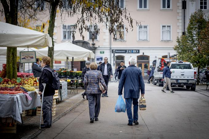 "Domače je domače, lokalno je boljše," so dejali sogovorniki, ki so se s polnimi vrečkami vračali s tržnice.  | Foto: Ana Kovač