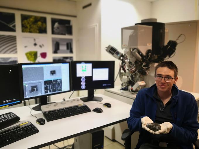 Bojan Ambrožič  z drugim najdenim kosom, ki je najtežji in tehta 469 gramov. | Foto: Bojan Ambrožič, CO Nanocenter / Institut "Jožef Stefan"