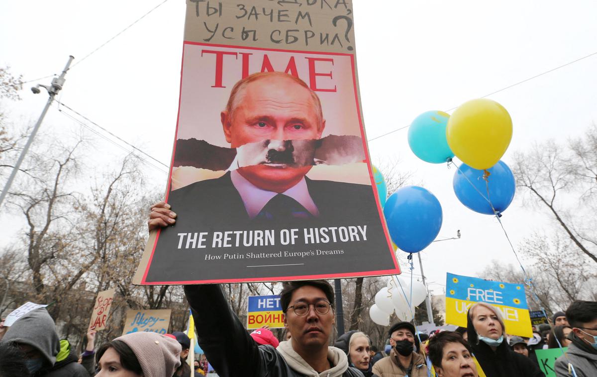 protesti Ukrajina | Več tisoč ljudi je na Times Squaru vzklikalo gesla v podporo Ukrajini in proti "ruskemu terorizmu". | Foto Reuters