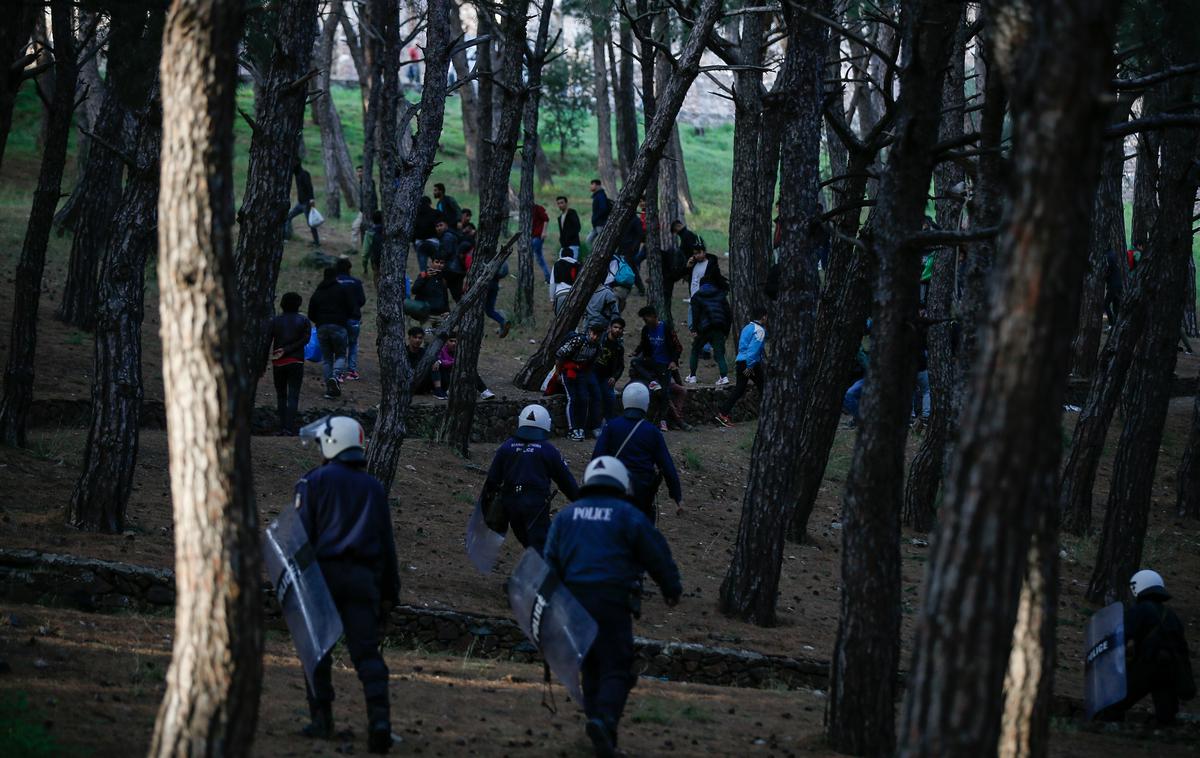 Grška policija nad prebežnike | Med tistimi, ki jih je ponoči aretirala grška policija, prevladujejo prebežniki iz Afganistana, Pakistana, Maroka in Bangladeša. | Foto Reuters