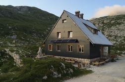 Koča na Mangrtskem sedlu (1906 m)