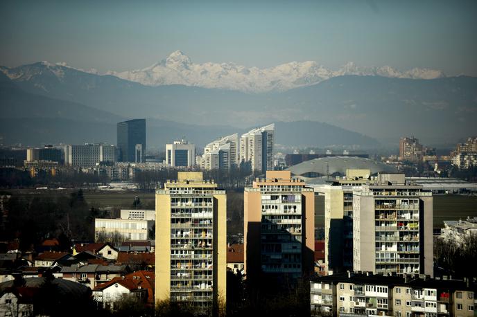 Stanovanjski bloki | V Sloveniji je okoli petina stanovanjskega fonda nenaseljenega. Mnogi lastniki si namreč svojih stanovanj ne želijo plasirati na najemniški trg tudi zaradi bojazni, da najemnika, ki ne plačuje najemnine in stroškov ali drugače krši najemno pogodbo ne bodo mogli izseliti iz stanovanja. | Foto STA