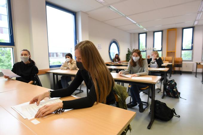 Kanclerka je posebej pozvala mlade, naj se danes izogibajo zabavam, da bodo lahko jutri uživali življenje. | Foto: Reuters