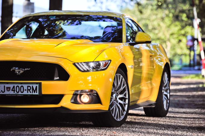 Ford mustang s petlitrskim motorjem V8 je eden tistih avtomobilov, ki ga dodatni davek neposredno podraži. | Foto: Ciril Komotar