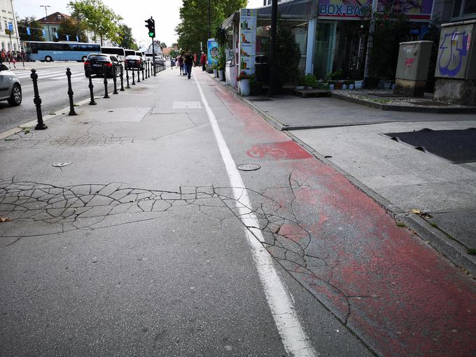 Ena ključnih ovir novih oblik mikromobilnosti bo skrb za ustrezno infrastrukturo. Ta je že danes komaj kos vse večjemu številu uporabnikov koles, električnih skirojev in podobno. | Foto: Gregor Pavšič