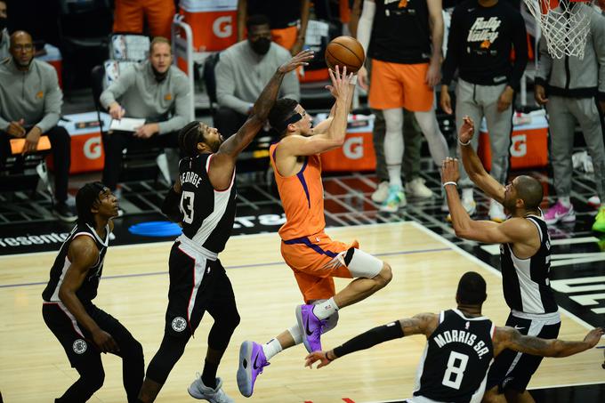 Devin Booker je zaigral s posebno zaščitno obrazno masko. | Foto: Reuters