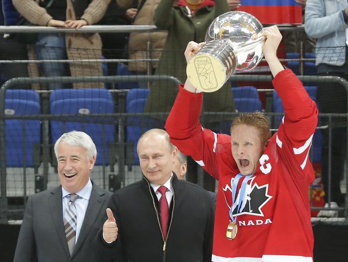 Coreyju Perryju je do trojnega zlatega kluba manjkal še naslov svetovnega prvaka, ki se ga veseli po zmagi nad Finci | Foto: Reuters