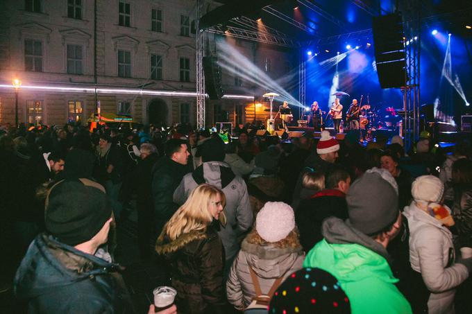 Tradicionalno se zaključek leta v Kamniku zaključi s silvestrovanjem na prostem na Glavnem trgu. . Letos je za dobro voljo ob zaključku leta poskrbela mlada skupina Joker, ko je kljub mrazu v novo leto odštevalo okoli 2000 obiskovalcev Kamnika. | Foto: Klemen Brumec