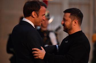 Macron poklical Zelenskega in ga posvaril pred nevarnostjo