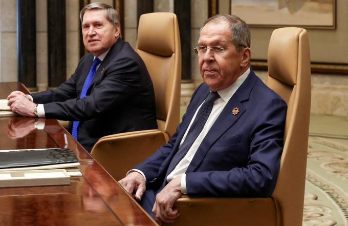 Poleg Dmitrijeva sta bila v ruski delegaciji v Riadu še ruski zunanji minister Sergej Lavrov in Putinov svetovalec za zunanjo politiko Jurij Ušakov. Ta je bil dolga leta ruski veleposlanik v ZDA. | Foto: Reuters