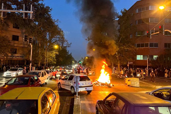 Iran protesti | Šekari je prvi protestnik, ki so ga usmrtili zaradi sodelovanja v protestih po smrti 22-letne Kurdinje Mahse Amini. Ta je septembra umrla v policijskem pridržanju, potem ko jo je aretirala moralna policija, ker naj ne bi pravilno nosila hidžaba. | Foto Reuters