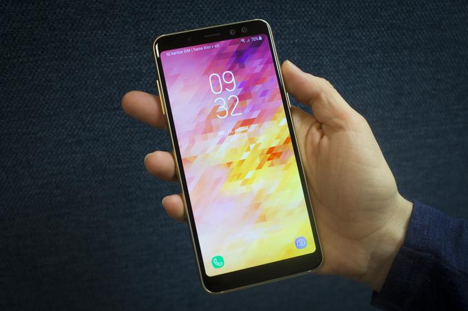 Samsung Galaxy A8 ostal zapisan kot prvi pametni telefon nasploh s tremi režami. Druga kartica SIM in pomnilniška kartica si namreč ne delita več ene reže, zato je pri A8 mogoče hkrati vstaviti dbe kartici SIM in pomnilniško kartico microSD za več shrambnega prostora.. | Foto: Bojan Puhek