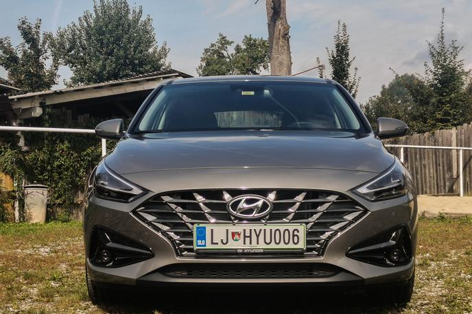 Hyundai i30 | V oči najprej padejo tanjši žarometi z dnevnimi lučmi LED v obliki črke V, masko hladilnika so razširili in okrasili s tridimenzionalnim vzorcem.  | Foto Gašper Pirman