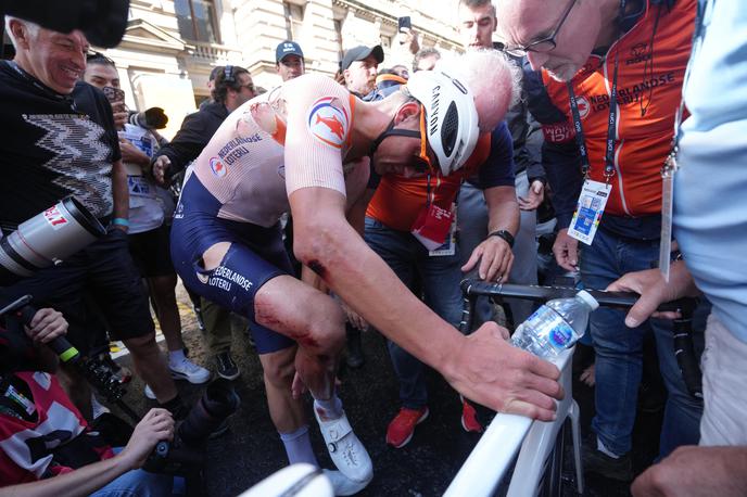 Mathieu van der Poel | Mathieu van der Poel je prekinitev cestne dirke svetovnega prvenstva zaradi okoljskih protestnikov izkoristil za obisk stranišča v eni od hiš ob trasi. | Foto Reuters