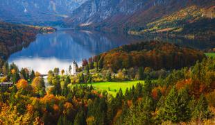 V Bohinjskem jezeru se je potopila jadrnica. Ena oseba umrla.