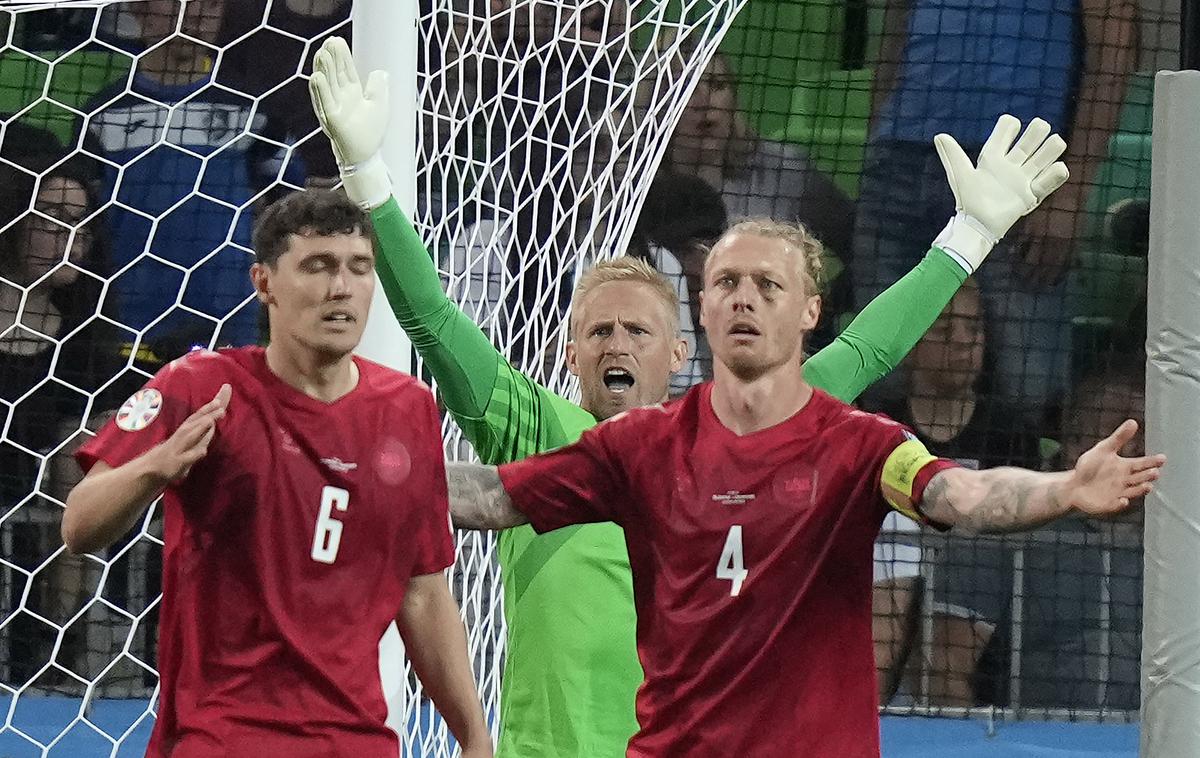 Kasper Schmeichel Simon Kjaer | Kasper Schmeichel in Andreas Christensen bosta v danski obrambni vrsti proti Sloveniji in Severni Irski pogrešala kapetana Simona Kjaera. | Foto Guliverimage