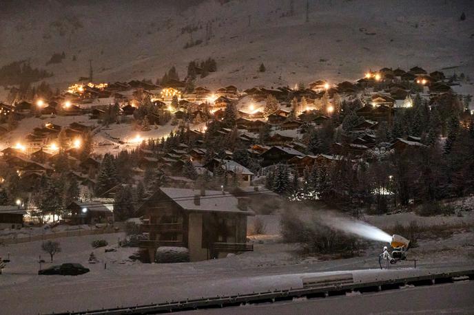 Smučarski kraj Verbier v Švici | V med Britanci zelo priljubljenem smučarskem središču Verbier so švicarske oblasti pred božičem odredile karanteno za skupno 420 britanskih gostov.  | Foto Reuters