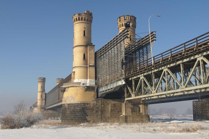 Ko so ga leta 1857 dokončali, je bil z dolžino 837 metrov eden najdaljših mostov na svetu. Po kasnejših obnovah je pridobil še nekaj metrov in presegel dolžino enega kilometra. | Foto: Thomas Hilmes/Wikimedia Commons