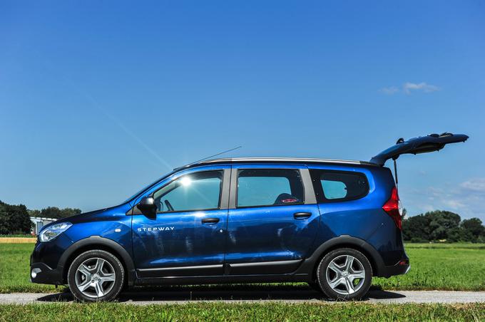 Lodgy na fotografiji je 13 centimetrov oddaljen od tal, polno naložen pa je centimeter bližje. | Foto: Gašper Pirman