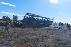 V nesreči avtobusa in tovornjaka zgorelo 19 ljudi #video