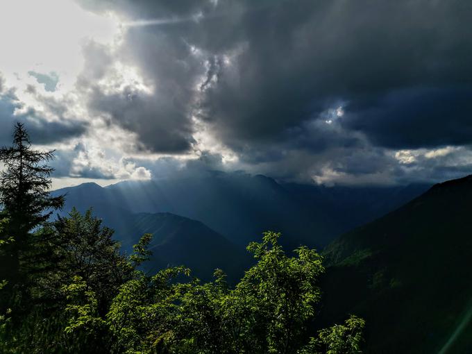 Bodite pozorni: visoki oblaki bele barve, ki se razvijajo vertikalno, na vrhu pa se oblikujejo v obliko nakovala in postajajo vedno bolj črni, so skoraj zanesljiva napoved hude ure.  | Foto: Matjaž Šerkezi/PZS