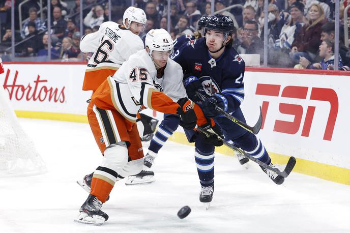 Anaheim Winnipeg | Hokejisti Anaheima, ki zasedajo dno lestvice NHL, so z 2:5 izgubili proti Winnipegu.  | Foto Guliverimage