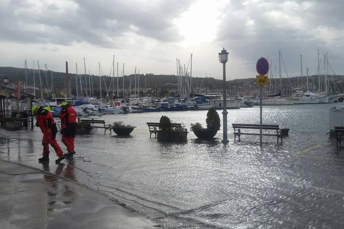 Izola poplave | Še vedno lahko poplavi tudi morje.  | Foto Matic Cvelbar