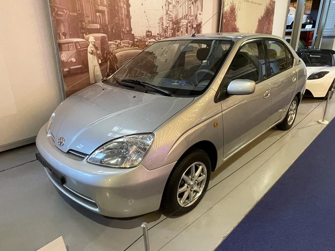 Prva generacija toyote prius. Hibridni avtomobil iz leta 1997. Poganjal ga je štirivaljni 1,5-litrski bencinski motor in še dva elektromotorja. Moč se je prenašala na zadnji kolesi. Uradni izpust 89 gramov CO2 na kilometer.  | Foto: Gregor Pavšič