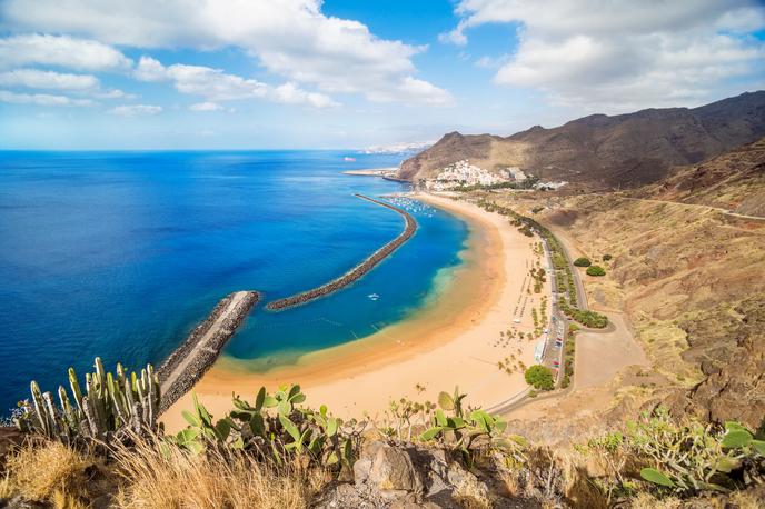 plaža Las Teresitas, Tenerife, Kanarski otoki (Španija) | Število mednarodnih potovanj bi se po napovedih spet lahko začelo povečevati spomladi oziroma po prvem maju. | Foto Thinkstock